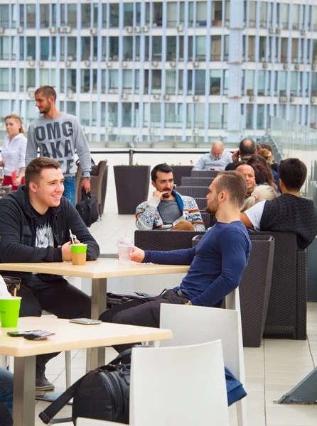 Mensen bij de bar op het dak — Stockfoto