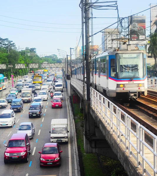 Lrt Zug auf einer Eisenbahn in Manila — Stockfoto