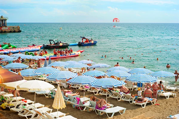 Menschen an einem Strand in Sudak — Stockfoto