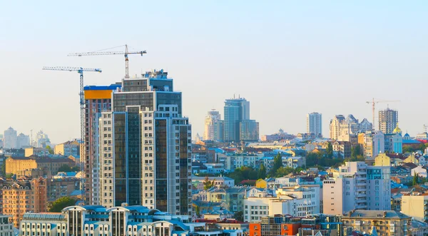 Панорама Киева со строительными площадками — стоковое фото