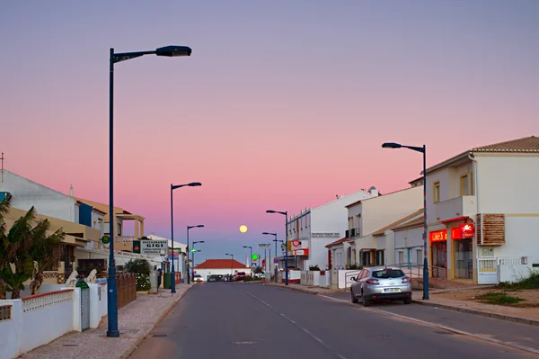 Rua da aldeia de Portugal ao entardecer — Fotografia de Stock