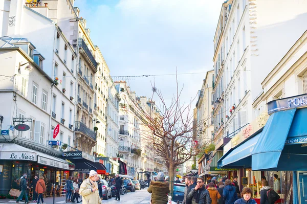 Pessoas andando na rua Montmartre — Fotografia de Stock