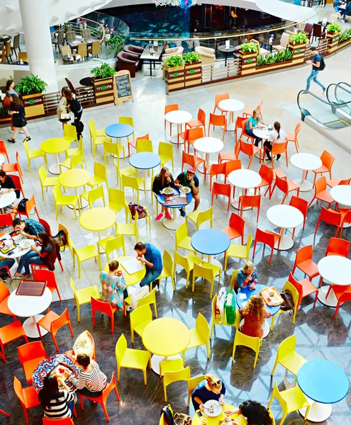 Pessoas no centro comercial Ocean Plaza — Fotografia de Stock