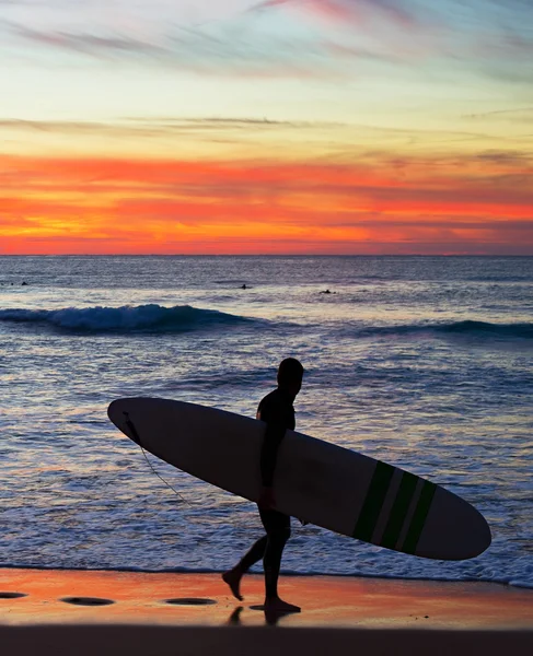 Surfare på stranden i Portugal — Stockfoto