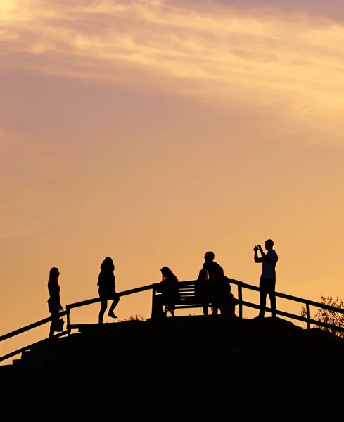 Silhouette di un popolo su una collina — Foto Stock