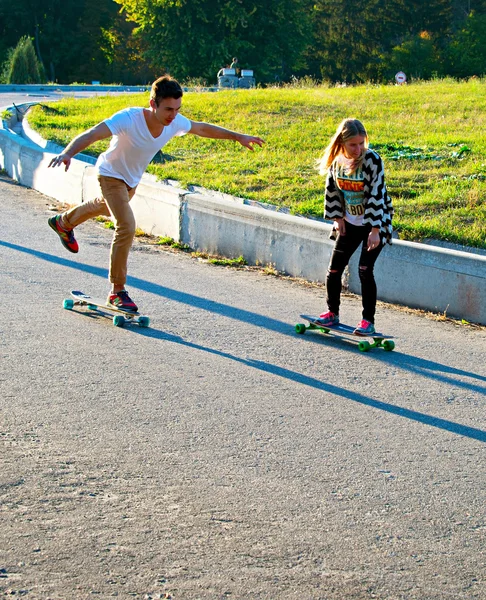 Paar auf den Longboards — Stockfoto