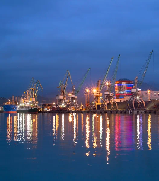 Морской торговый порт в сумерках — стоковое фото