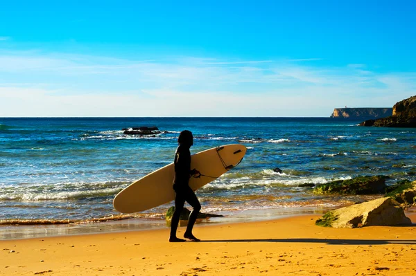 Surfer on beach, silhouette — Stock Photo, Image