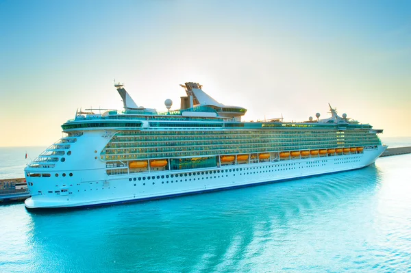 Kreuzfahrtschiff im Hafen — Stockfoto