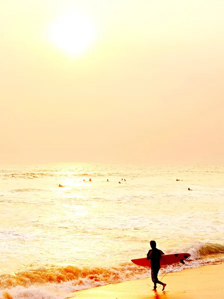 Surfer on Sri Lanka beach — Stock Photo, Image