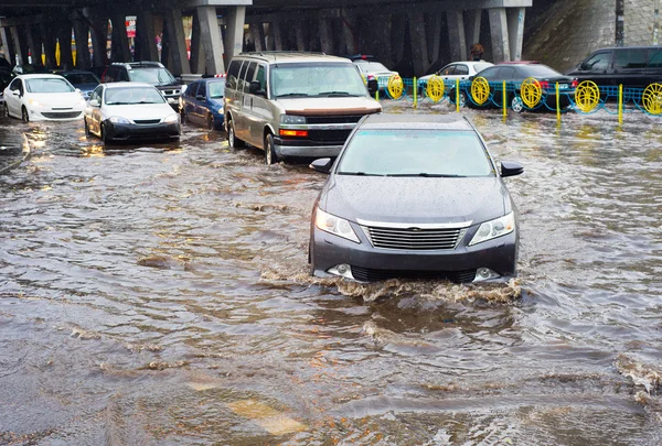 Затопленная городская дорога — стоковое фото