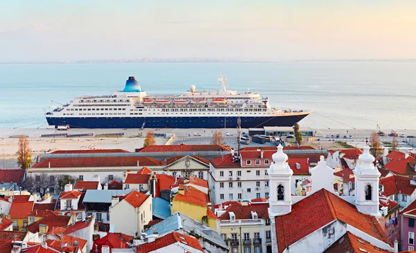 Lissabon lyxiga kryssningsfartyg — Stockfoto