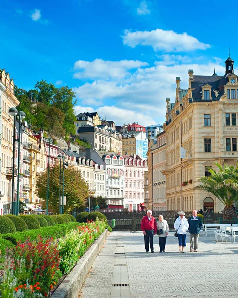 Menschen, die entlang der Kolonnade heißer Quellen spazieren — Stockfoto