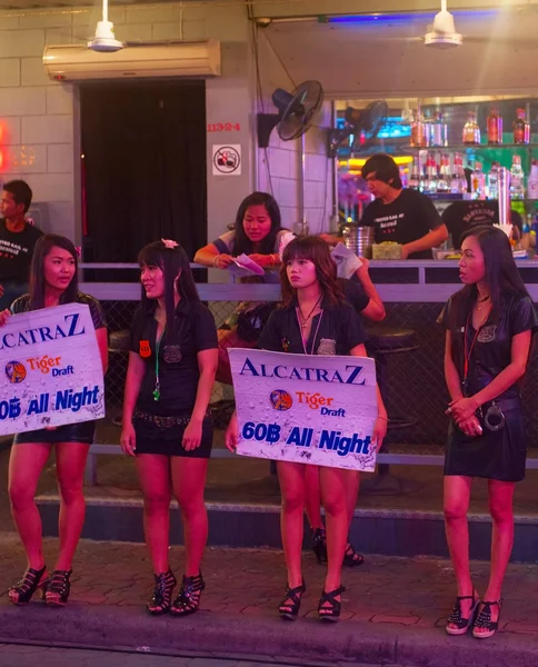 Mujeres no identificadas frente al bar — Foto de Stock