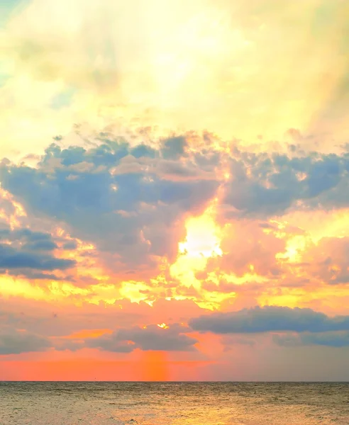 海での美しい夕日 — ストック写真