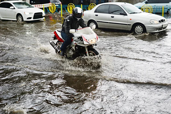 Motociclos e automóveis na estrada inundada — Fotografia de Stock