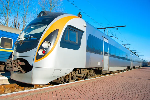 Современный высокоскоростной поезд — стоковое фото