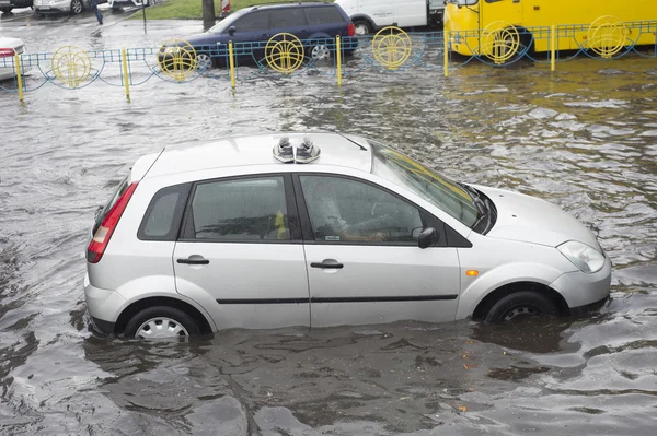 Verkeer in zware regen — Stockfoto