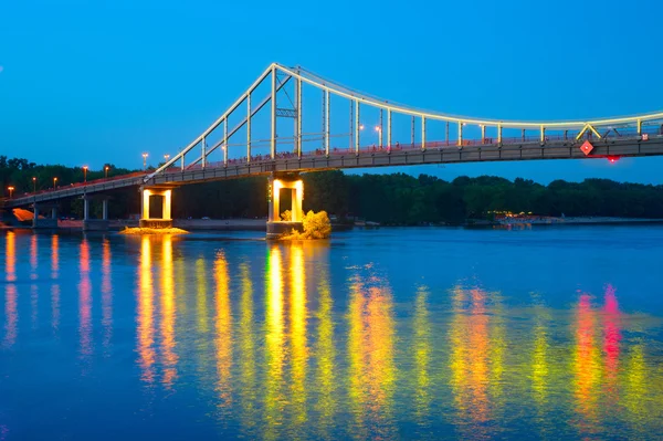 Ponte pedonale sul fiume Dnipro — Foto Stock