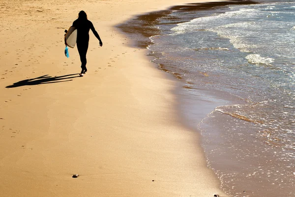 Silhouette de surfeur avec planche de surf — Photo