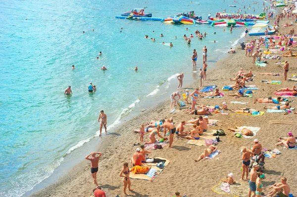 İnsanlar denizde Sudak içinde plaj — Stok fotoğraf