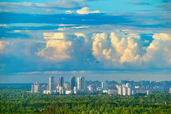 De skyline van de stad met georgeous sky — Stockfoto