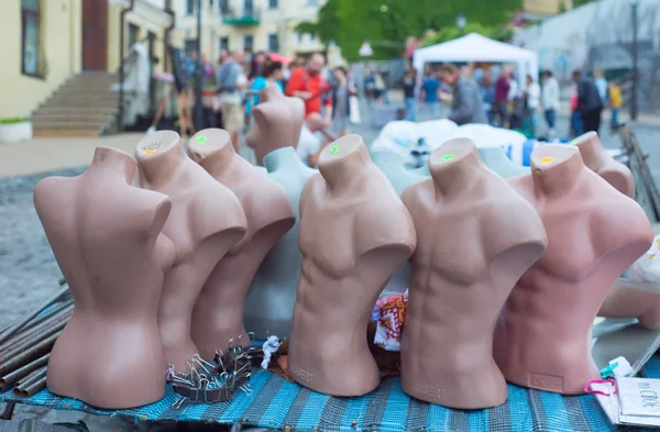 Manequins em uma tenda na rua — Fotografia de Stock