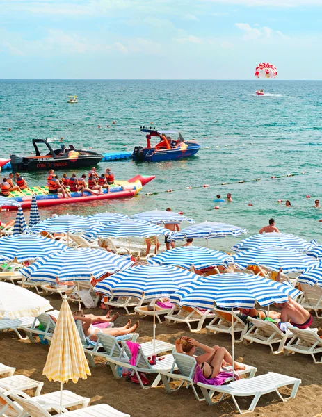 Plage de mer bondée — Photo