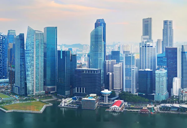 Veel van de wolkenkrabbers in Singapore — Stockfoto