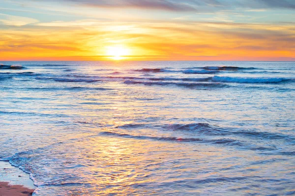 Hermosa puesta de sol en la playa del océano —  Fotos de Stock