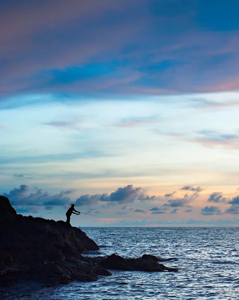 Silueta de pescador al atardecer — Foto de Stock