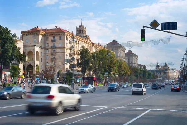 Traffic on a road in city center of Kiev — Stock Photo, Image