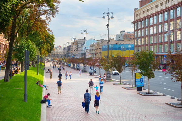 Persone che camminano sulla strada Khreschatyc . — Foto Stock