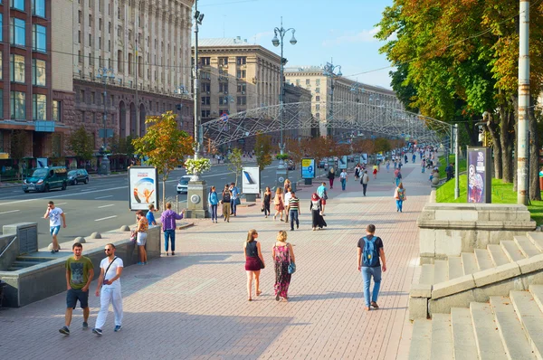 Les gens marchent dans la rue Khreschatyc . — Photo