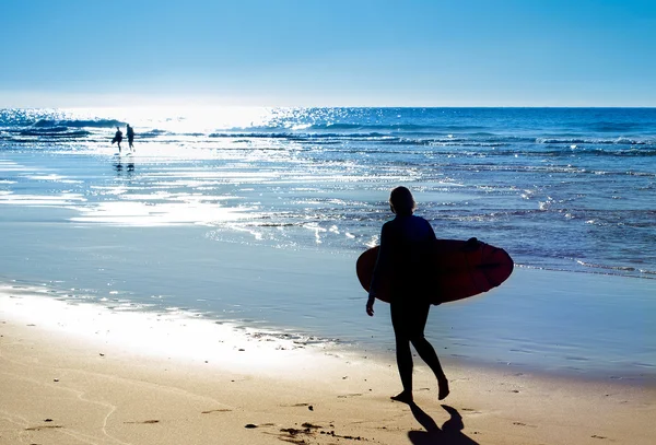 Surfisti sulla spiaggia dell'oceano — Foto Stock