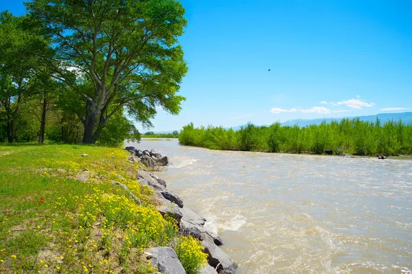 Fiume Mtkvari nella luminosa giornata di sole . — Foto Stock