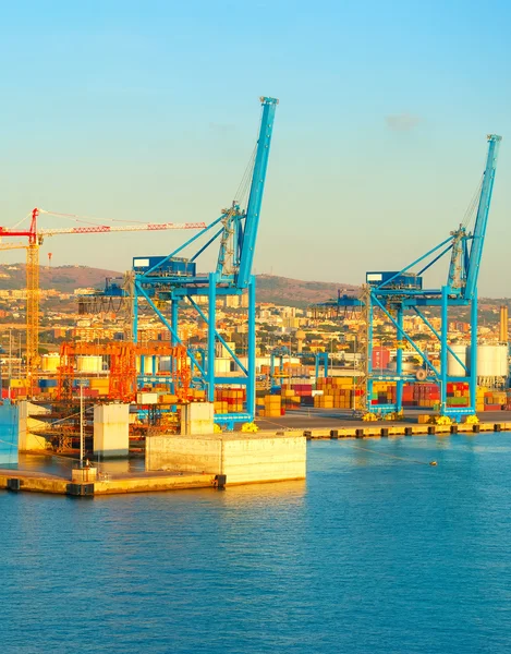 Puerto al atardecer. Civitavecchia, Italia — Foto de Stock