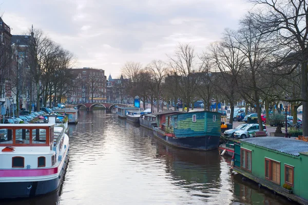 Πλωτά σπίτια om Amsterdam canal — Φωτογραφία Αρχείου