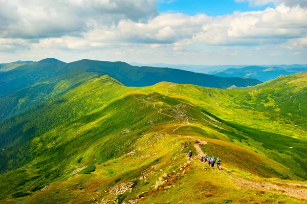 Group of tourist in Carpathians mountains — Stock Photo, Image