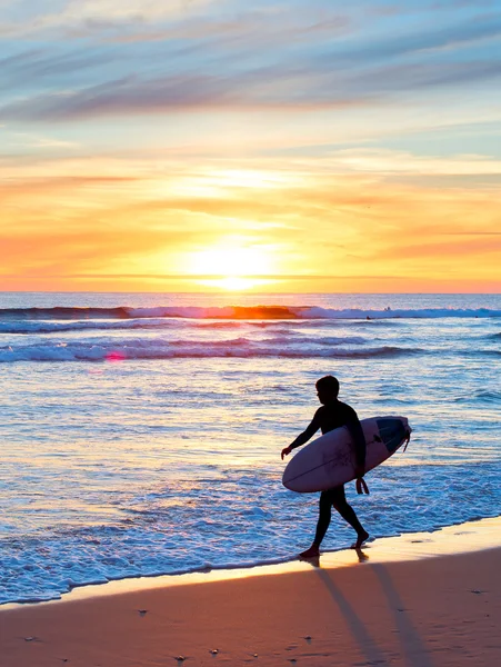 サーフボードとビーチでサーフィン — ストック写真