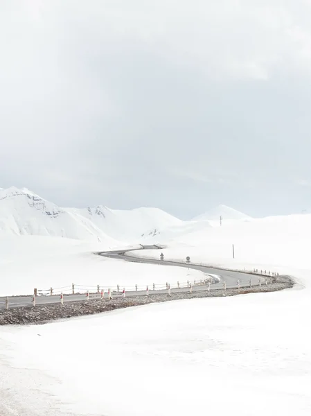 Strada curva delle montagne — Foto Stock