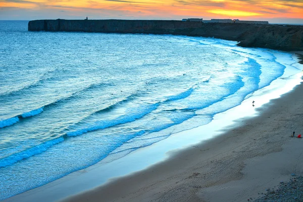 Surfpoint při západu slunce s silueta surfař — Stock fotografie