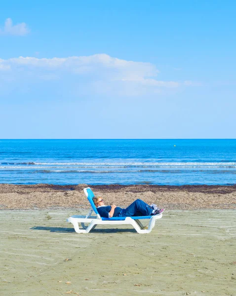Larnaca Zypern Februar 2019 Frau Sonnt Sich Einem Einsamen Strand — Stockfoto
