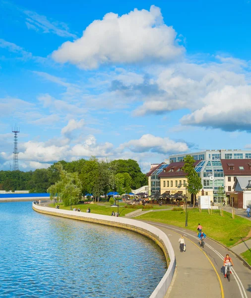 Minsk Belarus 2019年7月17日 明るい晴れた日 緑の公園と背景に都市建築でSvislock川堤防で歩くとサイクリング — ストック写真