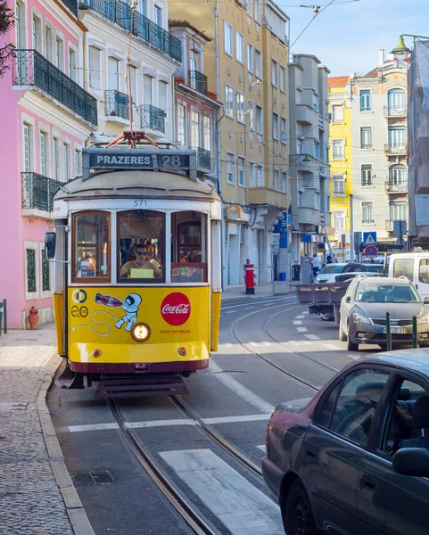 Lisbon Πορτογαλια Σεπτέμβριος 2018 Διάσημο Ντεμοντέ Τραμ Ένα Στενό Δρόμο — Φωτογραφία Αρχείου