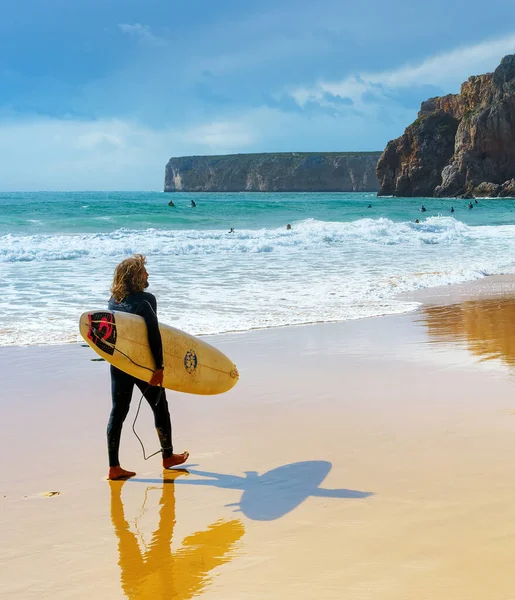 Sagres Portugalsko Října 2018 Mladý Muž Kráčí Písčité Pláži Surfovačem — Stock fotografie