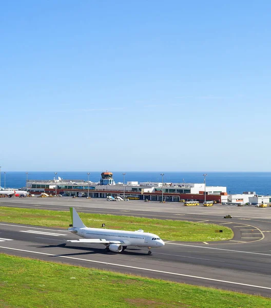 Samolot Pasie Startowym Terminal Lotniczy Tle Krajobraz Morski Madera Portugalia — Zdjęcie stockowe