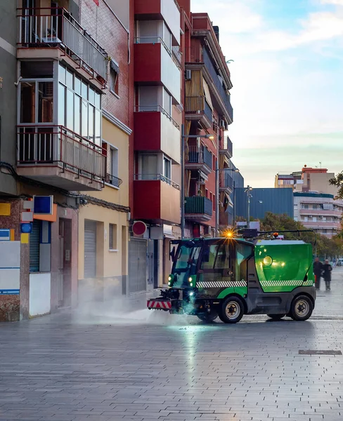 Öntözőgép Takarítás Esti Utcában Resiadential Kerület Citycsape Modern Építészettel Barcelona — Stock Fotó