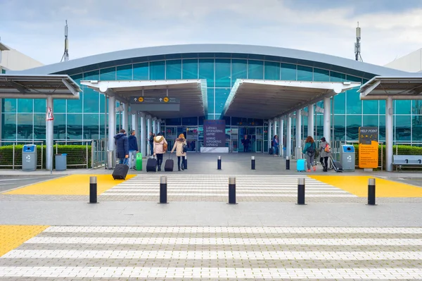 Larnaca Cipro Feb 2019 Persone All Ingresso Dell Aeroporto Internazionale — Foto Stock