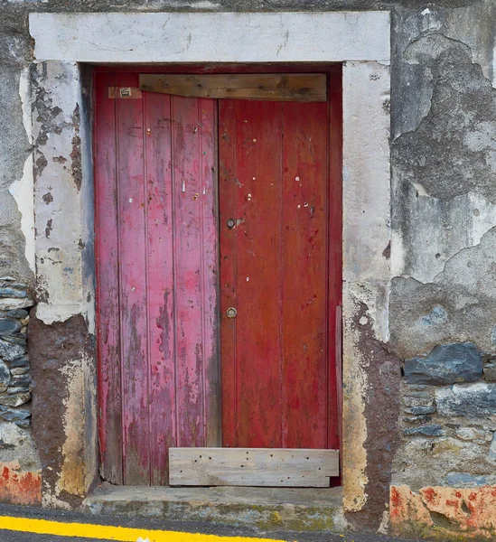 Parede Velha Edifício Com Porta Fechada Vermelha Ilha Madeira Portugal — Fotografia de Stock